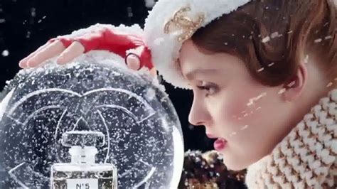 eau numero 5 chanel spot 2019|Chanel No. 5 L'EAU TV Spot, 'Crystal Snow Globe' Featuring Lily .